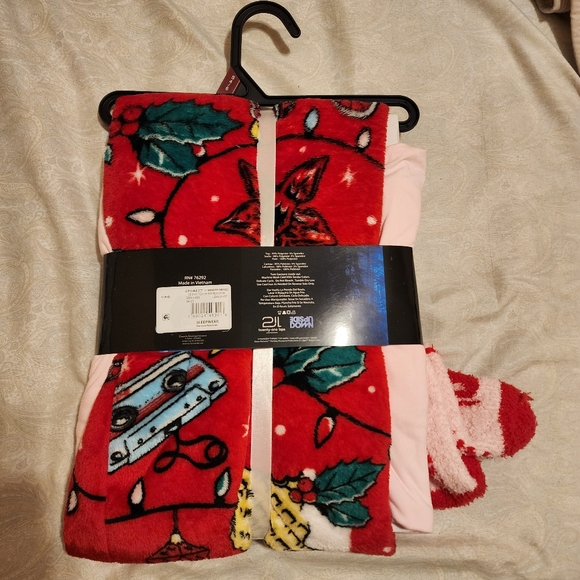 NEW Stranger Things Christmas Pajama SET - Picture 6 of 8